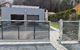 Hliníková posuvná brána STANDARD a vstupní branka bez lakování rámu, lakovaná výplň ITALY (RAL 7016), zakázková výroba FL BRÁNY (ilustrační foto) 