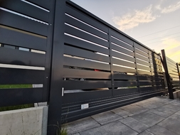 Detail hliníkové posuvné brány a plotových polí s výplní TRAIN (RAL 7016), zakázková výroba FL BRÁNY (ilustrační foto) 
 Detail hliníkové posuvné brány a plotových polí s výplní TRAIN (RAL 7016), zakázková výroba FL BRÁNY (ilustrační foto)