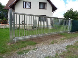 Hliníková posuvná brána STANDARD s výplní HAVANA, bez lakování, zakázková výroba FL BRÁNY (ilustrační foto) Hliníková posuvná brána STANDARD s výplní HAVANA, bez lakování, zakázková výroba FL BRÁNY (ilustrační foto)