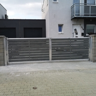 Hliníková křídlová brána s výplní PILWOOD, zakázková výroba FL BRÁNY (ilustrační foto). Hliníková křídlová brána s výplní PILWOOD, zakázková výroba FL BRÁNY (ilustrační foto).