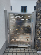 Hliníková vstupní branka s výplní ALSTRIP, bez lakování, zakázková výroba FL BRÁNY (ilustrační foto) Hliníková vstupní branka s výplní ALSTRIP, bez lakování, zakázková výroba FL BRÁNY (ilustrační foto)