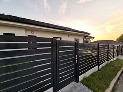 Hliníková vstupní branka a plotová pole, vše s lakovanou výplní TRAIN (RAL 7016), zakázková výroba FL BRÁNY (ilustrační foto)
 Hliníková vstupní branka a plotová pole, vše s lakovanou výplní TRAIN (RAL 7016), zakázková výroba FL BRÁNY (ilustrační foto)