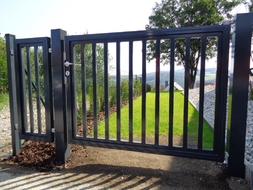 Detail hliníkové vstupní branky s lakovanou výplní HAVANA (RAL 7016), zakázková výroba FL BRÁNY (ilustrační foto)
 Detail hliníkové vstupní branky s lakovanou výplní HAVANA (RAL 7016), zakázková výroba FL BRÁNY (ilustrační foto)