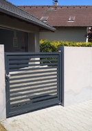 Hliníková vstupní branka s lakovanou výplní ITALY (RAL 7016), zakázková výroba FL BRÁNY (ilustrační foto)
 Hliníková vstupní branka s lakovanou výplní ITALY (RAL 7016), zakázková výroba FL BRÁNY (ilustrační foto)