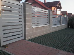 Hliníková vstupní branka a plotová pole s lakovanou výplní TRAIN (RAL 7030), zakázková výroba FL BRÁNY (ilustrační foto)
