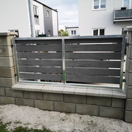 Rám hliníkového plotového pole bez lakování s výplní PILWOOD (RAL 7016), zakázková výroba FL BRÁNY (ilustrační foto) Rám hliníkového plotového pole bez lakování s výplní PILWOOD (RAL 7016), zakázková výroba FL BRÁNY (ilustrační foto)