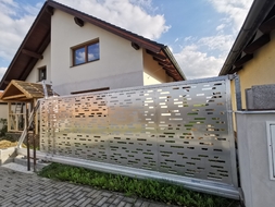 Hliníková posuvná brána s výplní ALSTRIP, bez lakování, zakázková výroba FL BRÁNY (ilustrační foto)  
 Hliníková posuvná brána s výplní ALSTRIP, bez lakování, zakázková výroba FL BRÁNY (ilustrační foto)