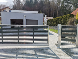 Rámová hliníková posuvná brána a vstupní branka s lakovanou výplní ITALY (RAL 7016), zakázková výroba FL BRÁNY (ilustrační foto)
 Rámová hliníková posuvná brána a vstupní branka s lakovanou výplní ITALY (RAL 7016), zakázková výroba FL BRÁNY (ilustrační foto)