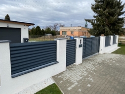 Hliníková posuvná brána, vstupní branka a plotová pole s lakovanou výplní OFFICE (RAL 7016), zakázková výroba FL BRÁNY (ilustrační foto)
