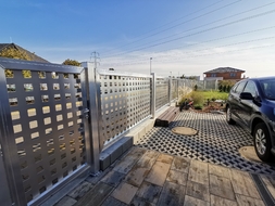 Hliníková vstupní branka a plotová pole s výplní ALSQUARE bez lakování, zakázková výroba FL BRÁNY (ilustrační foto)