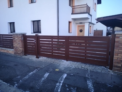 Hliníková křídlová brána, vstupní branka a plotové pole, vše s lakovanou výplní TRAIN (RAL 8014), zakázková výroba FL BRÁNY (ilustrační foto)  Hliníková křídlová brána, vstupní branka a plotové pole, vše s lakovanou výplní TRAIN (RAL 8014), zakázková výroba FL BRÁNY (ilustrační foto)