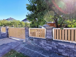 Hliníková posuvná brána a rámová plotová pole bez lakování rámu a s výplní PILWOOD (RAL 1001), zakázková výroba FL BRÁNY (ilustrační foto)  Hliníková posuvná brána a rámová plotová pole bez lakování rámu a s výplní PILWOOD (RAL 1001), zakázková výroba FL BRÁNY (ilustrační foto)