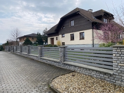 Hliníková plotová pole s lakovanou výplní AZTEC (RAL 9007), na přání zákazníka jsou lamely otočené šikmou hranou dolů, zakázková výroba FL BRÁNY (ilustrační foto) 
 Hliníková plotová pole s lakovanou výplní AZTEC (RAL 9007), na přání zákazníka jsou lamely otočené šikmou hranou dolů, zakázková výroba FL BRÁNY (ilustrační foto)