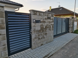 Hliníková vstupní branka a posuvná brána s lakovanou výplní OFFICE (RAL 7016), zakázková výroba FL BRÁNY (ilustrační foto)
 Hliníková vstupní branka a posuvná brána s lakovanou výplní OFFICE (RAL 7016), zakázková výroba FL BRÁNY (ilustrační foto)