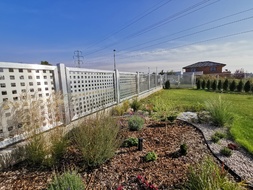 Detail rámových plotových polí s výplní ALSQUARE bez lakování, zakázková výroba FL BRÁNY (ilustrační foto) 

