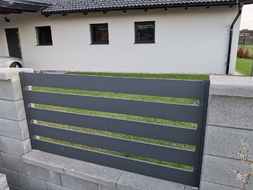 Plotové pole s lakovanou hliníkovou výplní TRAIN (RAL 7016), zakázková výroba FL BRÁNY (ilustrační foto)
 Plotové pole s lakovanou hliníkovou výplní TRAIN (RAL 7016), zakázková výroba FL BRÁNY (ilustrační foto)