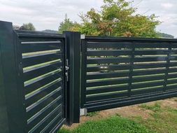 Detail lakované výplně AZTEC (RAL 7016) v hliníkové vstupní brance a posuvné bráně značky FL BRÁNY, (ilustrační foto)
 Detail lakované výplně AZTEC (RAL 7016) v hliníkové vstupní brance a posuvné bráně značky FL BRÁNY, (ilustrační foto)