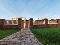 Hliníková vstupní branka a rámová plotová pole bel lakování a s výplní PILWOOD (RAL 1001), zakázková výroba FL BRÁNY (ilustrační foto)
 Hliníková vstupní branka a rámová plotová pole bel lakování a s výplní PILWOOD (RAL 1001), zakázková výroba FL BRÁNY (ilustrační foto)