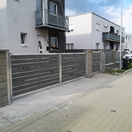 Křídlová brána a vstupní branka bez lakování rámu, bezrámová plotová pole, vše s výplní PILWOOD (RAL 7016), zakázková výroba FL BRÁNY (ilustrační foto) Křídlová brána a vstupní branka bez lakování rámu, bezrámová plotová pole, vše s výplní PILWOOD (RAL 7016), zakázková výroba FL BRÁNY (ilustrační foto)