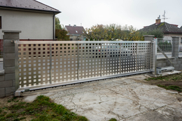 Detail hliníkové posuvné brány STANDARD s výplní ALSQUARE bez lakování, zakázková výroba FL BRÁNY (ilustrační foto)   Detail hliníkové posuvné brány STANDARD s výplní ALSQUARE bez lakování, zakázková výroba FL BRÁNY (ilustrační foto)