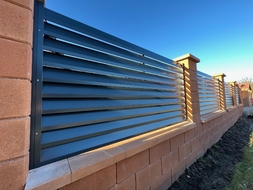 Detail plotových polí s lakovanou výplní OFFICE (RAL 7016), zakázková výroba FL BRÁNY (ilustrační foto)
