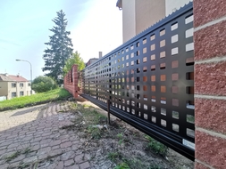 Hliníková posuvná brána s výplní ALSQUARE s lakováním (RAL 7016), zakázková výroba FL BRÁNY (ilustrační foto) 