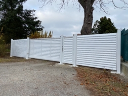 Hliníková posuvná brána, vstupní branka a plotová pole s výplní OFFICE (RAL 9016), zakázková výroba FL BRÁNY (ilustrační foto) 