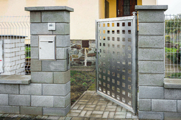 Hliníková vstupní branka s výplní ALSQUARE bez lakování, zakázková výroba FL BRÁNY (ilustrační foto) Hliníková vstupní branka s výplní ALSQUARE bez lakování, zakázková výroba FL BRÁNY (ilustrační foto)