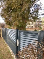 Detail lakované vstupní branky a plotových polí s výplní OFFICE, zakázková výroba FL BRÁNY (ilustrační foto)