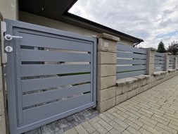 Hliníková vstupní branka a plotová pole, vše s lakovanou výplní TRAIN (RAL 7030), zakázková výroba FL BRÁNY (ilustrační foto) Hliníková vstupní branka a plotová pole, vše s lakovanou výplní TRAIN (RAL 7030), zakázková výroba FL BRÁNY (ilustrační foto)