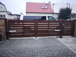 Hliníková vstupní branka a křídlová brána - oboje s lakovanou výplní TRAIN (RAL 8014), zakázková výroba FL BRÁNY (ilustrační foto) Hliníková vstupní branka a křídlová brána - oboje s lakovanou výplní TRAIN (RAL 8014), zakázková výroba FL BRÁNY (ilustrační foto)