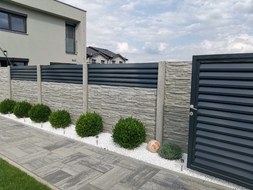 Detail hliníkové vstupní branky a plotových polí s výplní OFFICE, zakázková výroba FL BRÁNY (ilustrační foto)