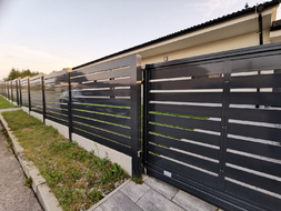 Detail hliníkové posuvné brány STANDARD a plotových polí s výplní TRAIN - oboje s lakováním (RAL 7016), zakázková výroba FL BRÁNY 