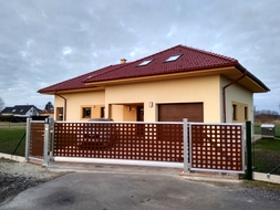 Hliníková posuvná brána, vstupní branka a plotové pole - vše s lakovanou výplní ALSQUARE (RAL 8014), zakázková výroba FL BRÁNY (ilustrační foto) Hliníková posuvná brána, vstupní branka a plotové pole - vše s lakovanou výplní ALSQUARE (RAL 8014), zakázková výroba FL BRÁNY (ilustrační foto)