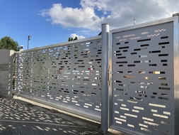 Hliníková vstupní branka a posuvná brána s výplní ALSTRIP bez lakování (ilustrační foto)