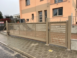 Hliníková vstupní branka s lakovanou výplní ITALY (RAL 1019), zakázková výroba FL BRÁNY (ilustrační foto) Hliníková vstupní branka s lakovanou výplní ITALY (RAL 1019), zakázková výroba FL BRÁNY (ilustrační foto)