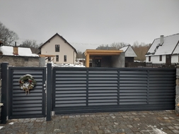 Hliníková posuvná brána a vstupní branka s lakovanou výplní OFFICE (RAL 7016), zakázková výroba FL BRÁNY 