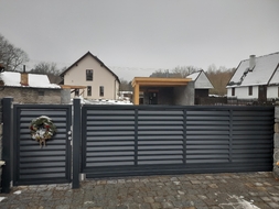 Vstupní branka a posuvná brána s lakovanou výplní OFFICE (RAL 7016), zakázková výroba FL BRÁNY (ilustrační foto) Vstupní branka a posuvná brána s lakovanou výplní OFFICE (RAL 7016), zakázková výroba FL BRÁNY (ilustrační foto)