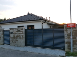 Hliníková posuvná brána a vstupní branka s lakovanou výplní OFFICE (RAL 7016), zakázková výroba FL BRÁNY Hliníková posuvná brána a vstupní branka s lakovanou výplní OFFICE (RAL 7016), zakázková výroba FL BRÁNY