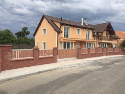 Hliníková posuvná brána STANDARD, plotová pole, vstupní branka - vše bez lakování rámu a s výplní PILWOOD (RAL 1001), zakázková výroba FL BRÁNY  Hliníková posuvná brána STANDARD, plotová pole, vstupní branka - vše bez lakování rámu a s výplní PILWOOD (RAL 1001), zakázková výroba FL BRÁNY