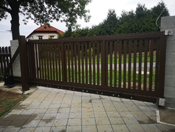 Hliníková posuvná brána STANDARD s výplní HAVANA s lakovÁním - RAL8014, zakázková výroba FL BRÁNY Hliníková posuvná brána STANDARD s výplní HAVANA s lakovÁním - RAL8014, zakázková výroba FL BRÁNY