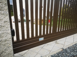 Hliníková posuvná brána STANDARD s výplní HAVANA s lakovÁním - RAL8014, zakázková výroba FL BRÁNY Hliníková posuvná brána STANDARD s výplní HAVANA s lakovÁním - RAL8014, zakázková výroba FL BRÁNY