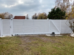 Hliníková posuvná brána STANDARD, vstupní branka - oboje s lakovaným rámem a lakovanou výplní OFFICE Hliníková posuvná brána STANDARD, vstupní branka - oboje s lakovaným rámem a lakovanou výplní OFFICE