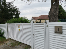 Hliníková posuvná brána a vstupní branka s lakovanou výplní OFFICE (RAL 9016), zakázková výroba FL BRÁNY (ilustrační foto)