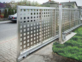 Hliníková posuvná brána značky FL BRÁNY 
