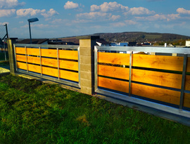 Hliníková rámová plotová pole bez lakování, vlastní vyplň zákazníka - podélná prkna, zakázková výroba FL BRÁNY