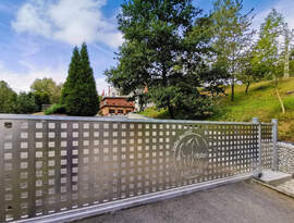 Hliníková posuvná brána značky FL BRÁNY 