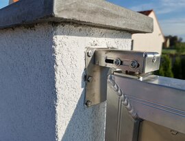 Detail uchycení hliníkového rámu plotového pole k betonovému sloupku, zakázková výroba FL BRÁNY. 