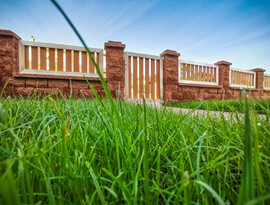 Vstupní branka a plotová pole s výplní PILWOOD, která je zasazena do hliníkového rámu, zakázková výroba FL BRÁNY 