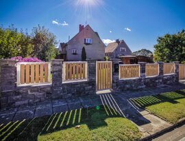 Vstupní branka s hliníkovým rámem a hliníková rámová plotová pole s výplní PILWOOD, zakázková výroba - značka FL BRÁNY